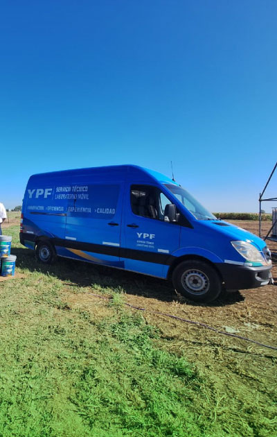 ploteo de camionetas para YPF en Expo Agro 1