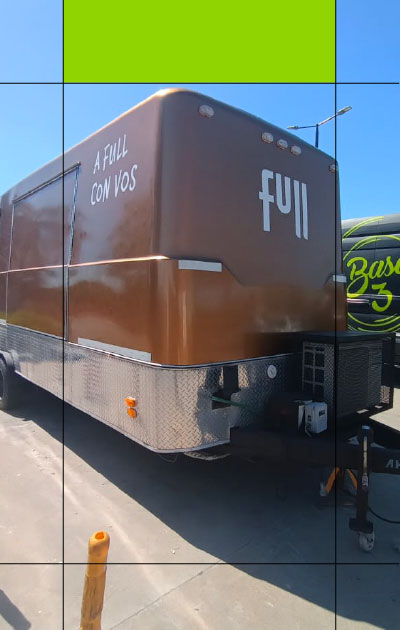 Un food truck que no pasa desapercibido: ploteo full con acabado metálico para YPF FULL 